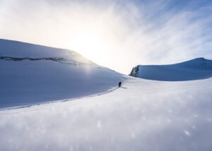 Tre skiløpere legger ferske spor til fjells, fotokunst veggbilde / plakat av Bård Basberg