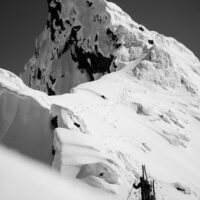 Mot toppen av fjellet sort-hvitt, fotokunst veggbilde / plakat av Bård Basberg