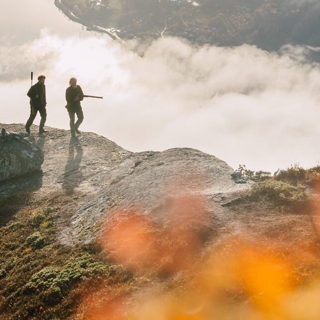 To menn på jakt i fjellet, fotokunst veggbilde / plakat av Bård Basberg