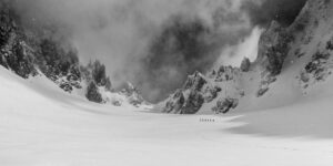 En granmeis i snøen løfter vingene , fotokunst veggbilde / plakat av Terje Kolaas
