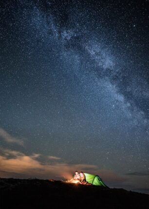 To tettere varmer seg på et bål under stjernehimlen, fotokunst veggbilde / plakat av Bård Basberg