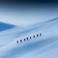 En gruppe skiløpere på rekke og rad påvei oppover fjellet., fotokunst veggbilde / plakat av Bård Basberg