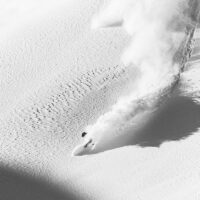 Skikjører koser seg i bunnløs snø, fotokunst veggbilde / plakat av Bård Basberg