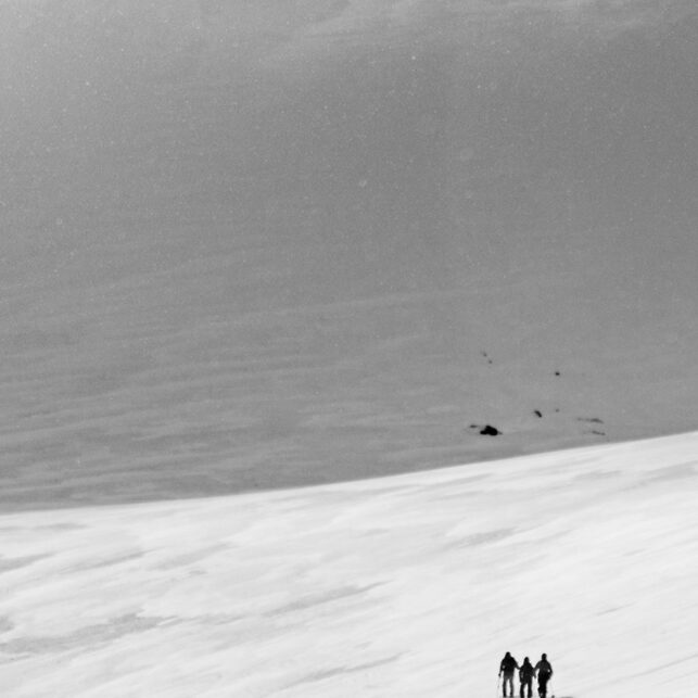 Tre skiløpere legger ferske spor til fjells, fotokunst veggbilde / plakat av Bård Basberg