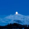Tatt 08:15 en kald februardag, månen på vei ned bak Mugnetind, fotokunst veggbilde / plakat av Erling Maartmann-Moe
