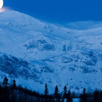 Tatt 08:15 en kald februardag, månen på vei ned bak Mugnetind, fotokunst veggbilde / plakat av Erling Maartmann-Moe