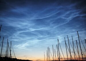 Fjell og hav i solnedgang, fotokunst veggbilde / plakat av Kristoffer Vangen