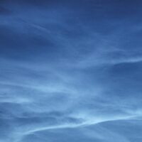 Bildet ble tatt en sen sommerkveld under solnedgang, men en spesiell effekt på svært høye skyer som ble belyst nedenfra, fotokunst veggbilde / plakat av Erling Maartmann-Moe