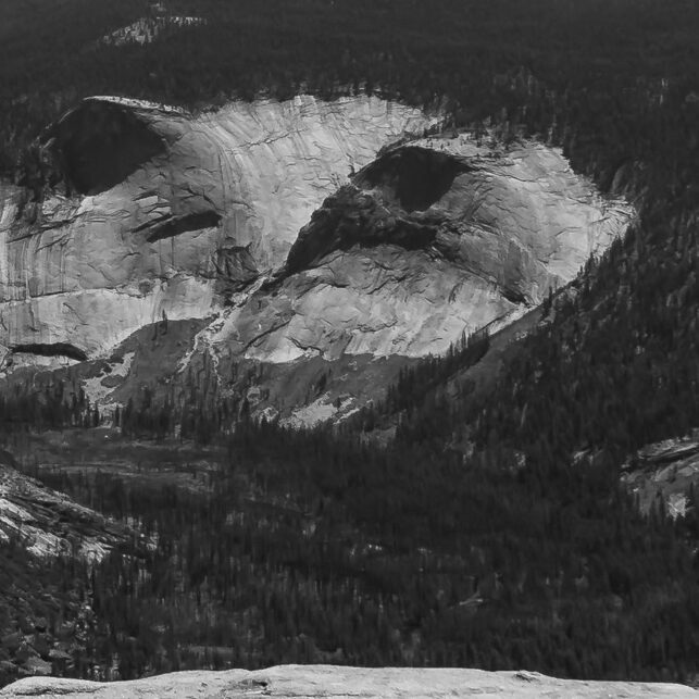 Yosemite nasjonalpark i California i USA, utsikt østover fra sub-Dome, på veien opp til Half Dome, fotokunst veggbilde / plakat av Erling Maartmann-Moe