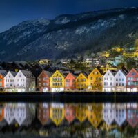 Nattbilde fra Bryggen i Bergen., fotokunst veggbilde / plakat av Eirik Sørstrømmen