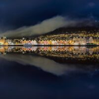 Panorama av Bergen om natten., fotokunst veggbilde / plakat av Eirik Sørstrømmen