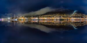 Havneområdet rundt Bryggen i Bergen på kveldstid., fotokunst veggbilde / plakat av Eirik Sørstrømmen
