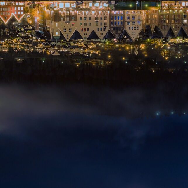 Panorama av Bergen om natten., fotokunst veggbilde / plakat av Eirik Sørstrømmen