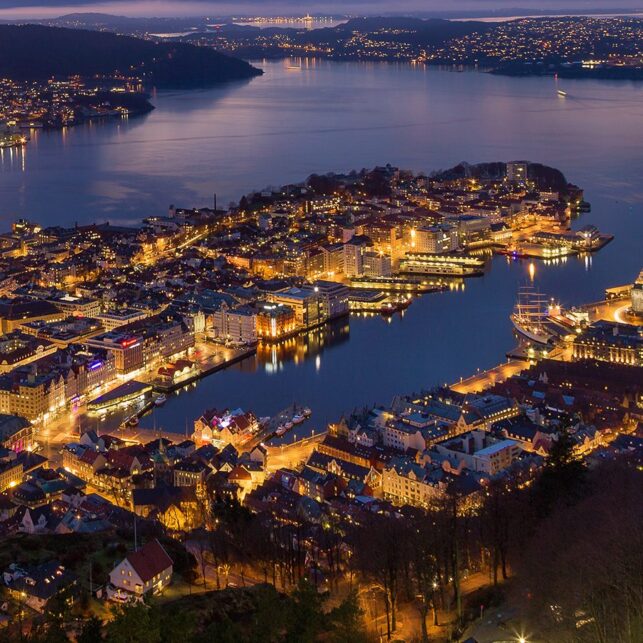 Kveldsbilde over Bergen fra Fløyen, fotokunst veggbilde / plakat av Eirik Sørstrømmen