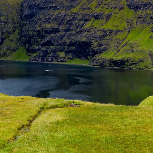 Lagune omgitt av fjell på Færøyene., fotokunst veggbilde / plakat av Eirik Sørstrømmen