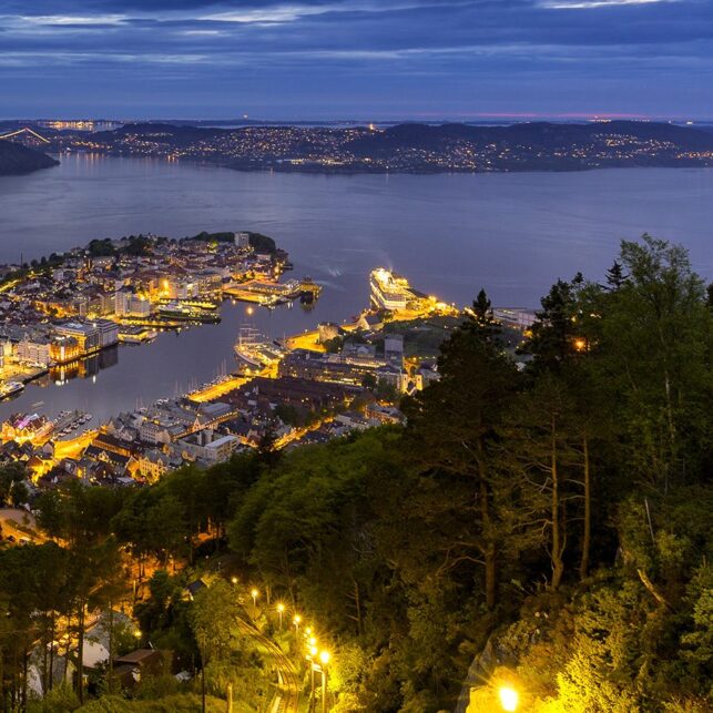 Utsikten fra Fløyfjellet mot Bergen., fotokunst veggbilde / plakat av Eirik Sørstrømmen