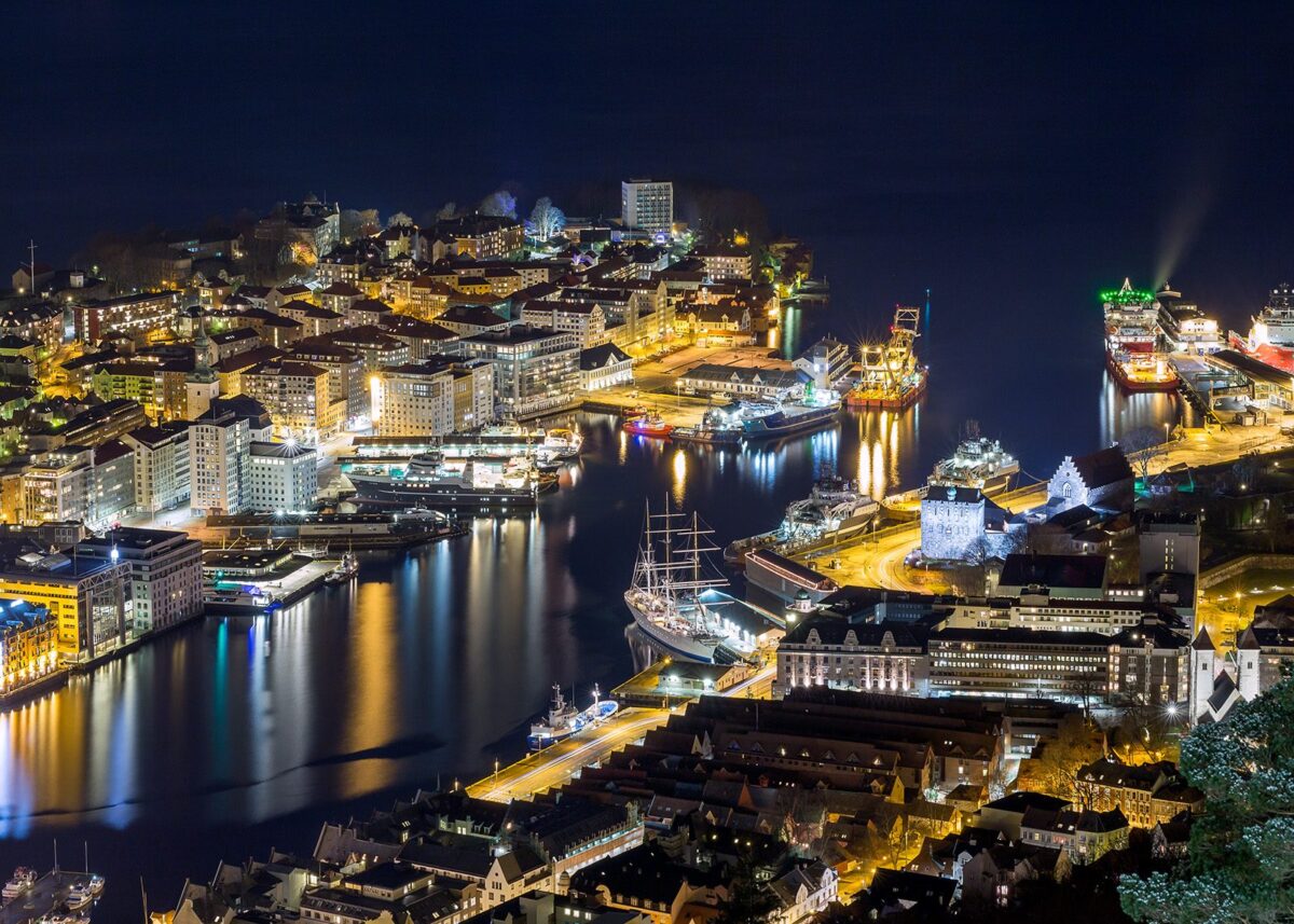 Nattfoto av Bergen Havn., fotokunst veggbilde / plakat av Eirik Sørstrømmen