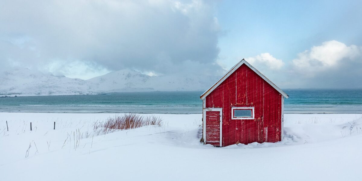 Rød rorbu ved stranden, fotokunst veggbilde / plakat av Eirik Sørstrømmen