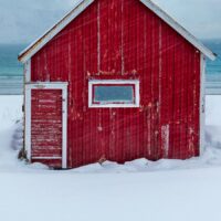Rød rorbu ved stranden, fotokunst veggbilde / plakat av Eirik Sørstrømmen
