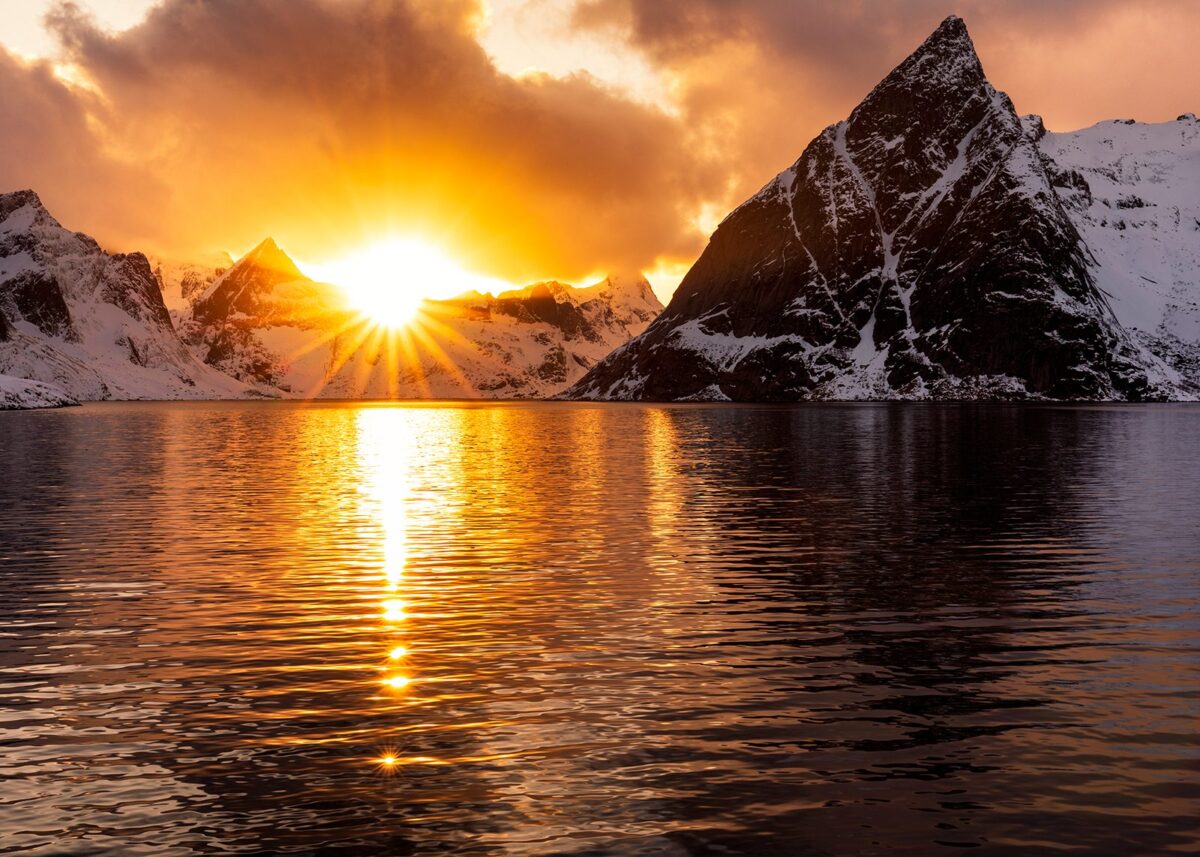 Solnedgang over vakre Reinefjorden, fotokunst veggbilde / plakat av Eirik Sørstrømmen