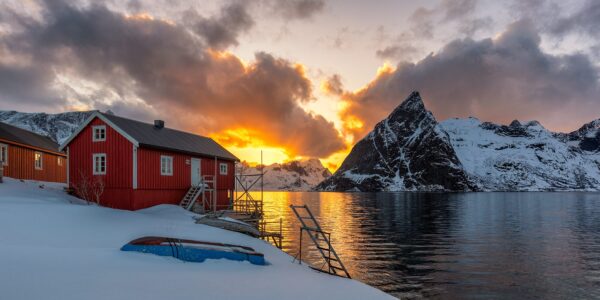 Solnedgang ved vakre Reinefjorden, fotokunst veggbilde / plakat av Eirik Sørstrømmen