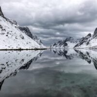 Refleksjoner i fjorden, fotokunst veggbilde / plakat av Eirik Sørstrømmen
