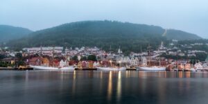 Havneområdet rundt Bryggen i Bergen på kveldstid., fotokunst veggbilde / plakat av Eirik Sørstrømmen