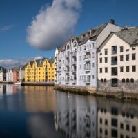 Bygninger ved kanalen i Ålesund., fotokunst veggbilde / plakat av Eirik Sørstrømmen