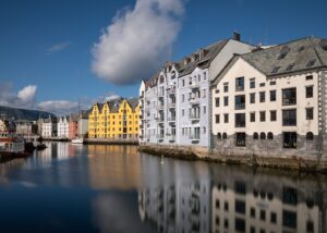 Speilbilde av fine bygninger i Ålesund, fotokunst veggbilde / plakat av Tor Arne Hotvedt