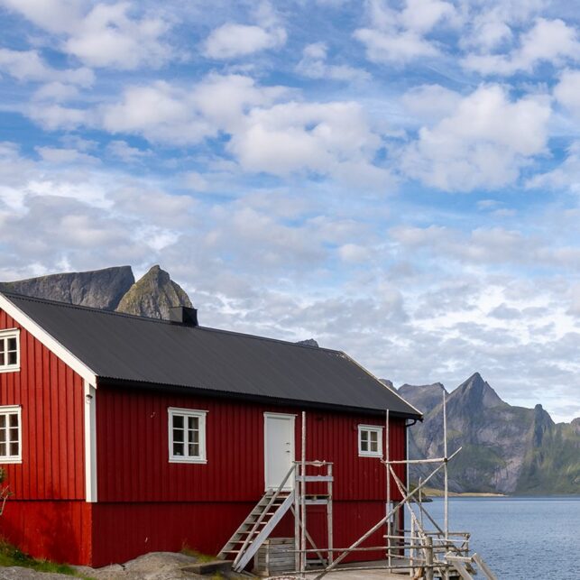 Rorbu med flott utsikt i Lofoten., fotokunst veggbilde / plakat av Eirik Sørstrømmen