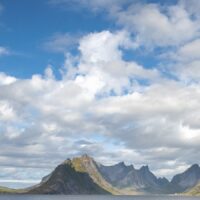 Fantastiske fjellformasjoner i Lofoten., fotokunst veggbilde / plakat av Eirik Sørstrømmen