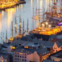 Kveldsbilde fra Bergen havn under Tall Ship Races, fotokunst veggbilde / plakat av Eirik Sørstrømmen