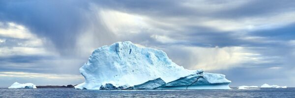 Et isfjell i en av Grønlands sørlige fjorder, fotokunst veggbilde / plakat av Henning Mella
