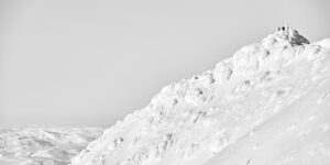 Mot toppen av fjellet sort-hvitt, fotokunst veggbilde / plakat av Bård Basberg