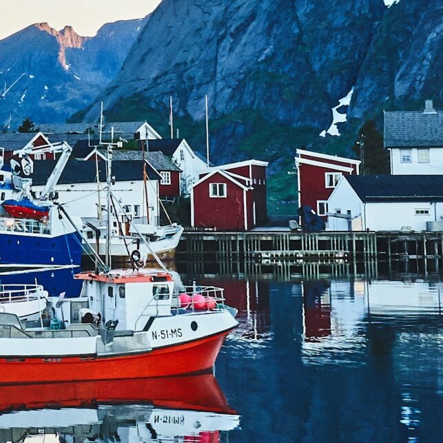en båthavn i Lofoten, fotokunst veggbilde / plakat av Henning Mella