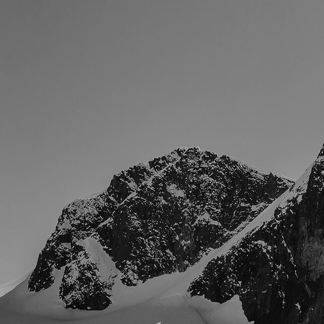 Skikjører på vei over Stølsmaradalsbreen i Hurrungane. Stølsmaradalstinden i bakgrunnen. , fotokunst veggbilde / plakat av Kristian Aalerud