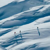 Tre skikjørere på vei over Vallée Blanche i Chamonix. , fotokunst veggbilde / plakat av Kristian Aalerud