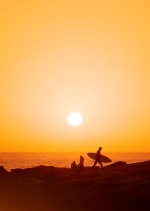 Surfer i solnedgang i Taghazout, Marokko. , fotokunst veggbilde / plakat av Kristian Aalerud