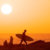 Surfer i solnedgang i Taghazout, Marokko. , fotokunst veggbilde / plakat av Kristian Aalerud