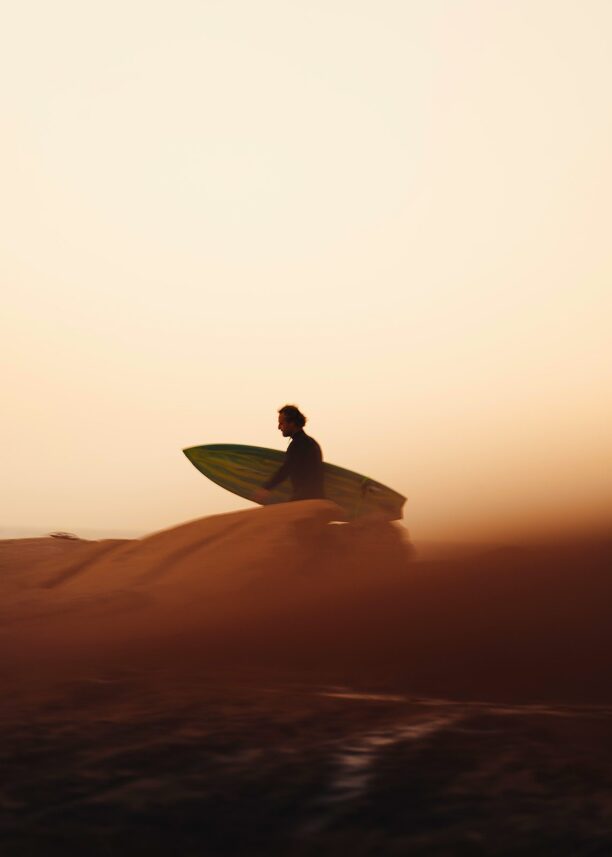 Surfer på vei ut i Taghazout, Marokko. , fotokunst veggbilde / plakat av Kristian Aalerud