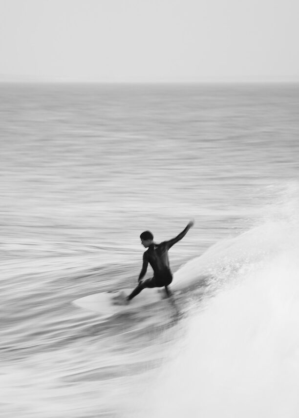 Blurry surfer på en bølge i Marokko. , fotokunst veggbilde / plakat av Kristian Aalerud