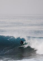 En surfer tar en bølge en tidlig morgen i Marokko. , fotokunst veggbilde / plakat av Kristian Aalerud