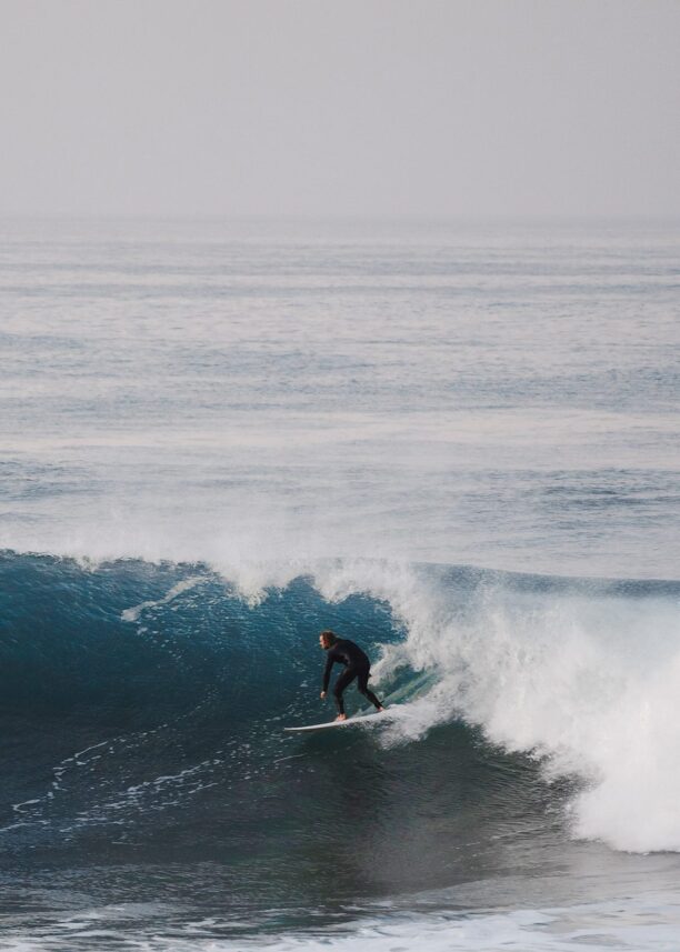 En surfer under en bølge i Marokko. , fotokunst veggbilde / plakat av Kristian Aalerud