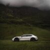 Silhuett av Porsche Taycan i frodig landskap. , fotokunst veggbilde / plakat av Kristian Aalerud