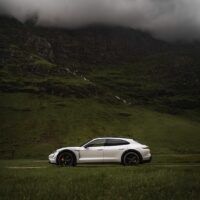 Silhuett av Porsche Taycan i frodig landskap. , fotokunst veggbilde / plakat av Kristian Aalerud