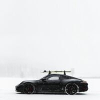Porsche 911 med ski på taket klar for vinter. , fotokunst veggbilde / plakat av Kristian Aalerud