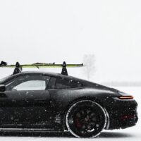 Porsche 911 med ski på taket klar for vinter. , fotokunst veggbilde / plakat av Kristian Aalerud