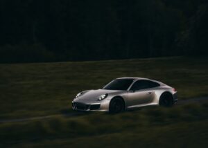 Porsche 911 med ski på taket. , fotokunst veggbilde / plakat av Kristian Aalerud