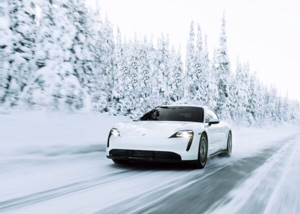 Porsche Taycan i vinterlige omgivelser på Geilo, Norge. , fotokunst veggbilde / plakat av Kristian Aalerud