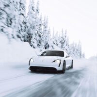 Porsche Taycan i vinterlige omgivelser. , fotokunst veggbilde / plakat av Kristian Aalerud